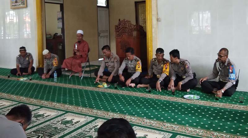 Anggota Polres Melawi ketika menjalankan kegiatan pembinaan rohani dan mental di Masjid Siratul Jannah