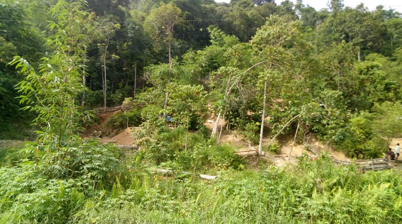 Galian Batu dibukit matuk yang rawan longsor akibat di gali oleh warga