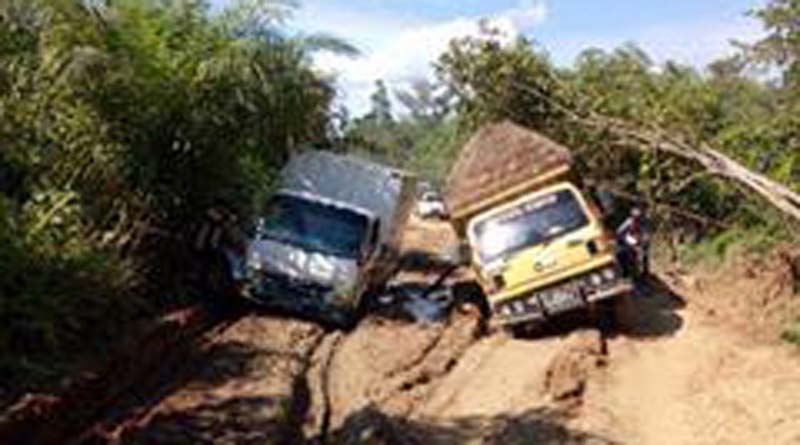 Kendaraan yang kesulitan melalui kerusakan jalan Menukung yang semakin parah