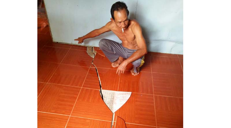 Warga ketika menunjukan keretakan pada lantai rumah dan dinding rumahnya akibat dampak dari longsor yang terjadi di sekitar pesisir sungai Melawi