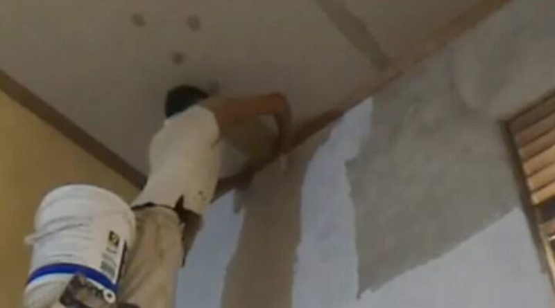 Agustianto ketika sedang mengecat disalah satu rumah warga sebagai pekerjaan sampingan untuk memenuhi kebutuhan sehari-hari karena belum mendapat gaji