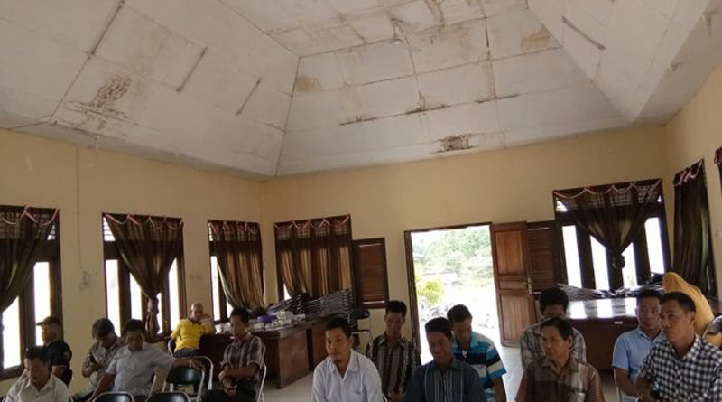 Aparatur Desa kelakik ketika dikumpulkan Camat Nanga Pinoh di Aula pertemuan kantor Camat Nanga Pinoh
