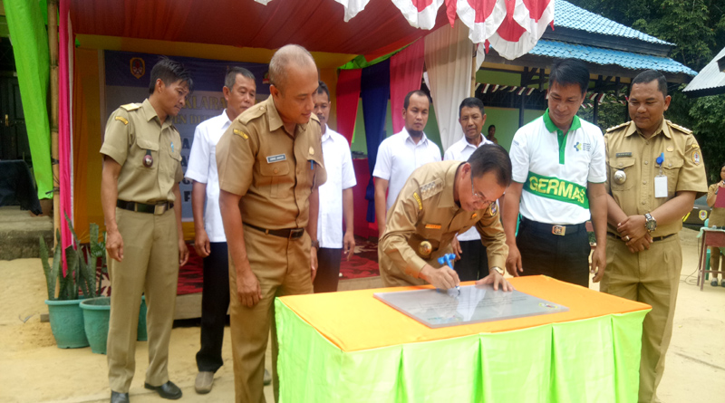 Bupati Melawi menandatangani prasasti deklarasi Tanjung Lay sebagai desa ODF