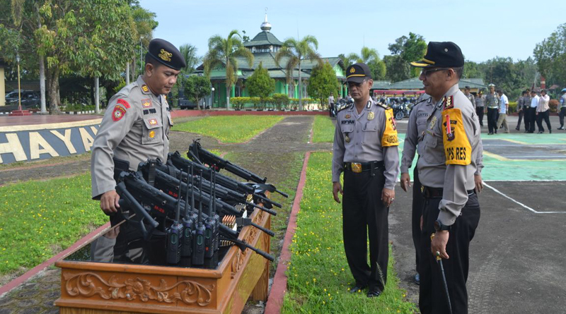 Kapolres Melawi ketika mengecek kendaraan, senjata api dan barang-barang dinas Polres di halaman Polres Melawi 