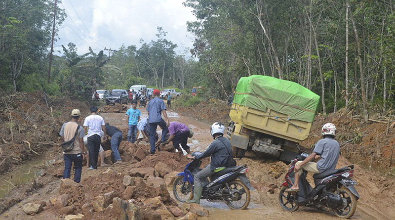 Kerusakan jalan Nanga Pinoh-Ella Hiir yang semakin parah khususnya di jalur Semadin Lengkong. Kondisi ini membuat truk-truk terjebak dan menyulitkan warga melintasinya