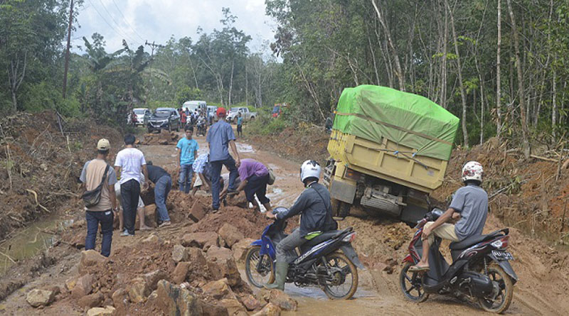 Kerusakan jalan yang semakin parah di jalur Semadin Lengkong membuat truk-truk terjebak dan menyulitkan warga melintasinya