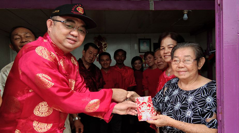 Ketua MABT bersama pengurus lainnya ketika memberikan Angpao kepada sejumlah Lansia di Nanga Pinoh