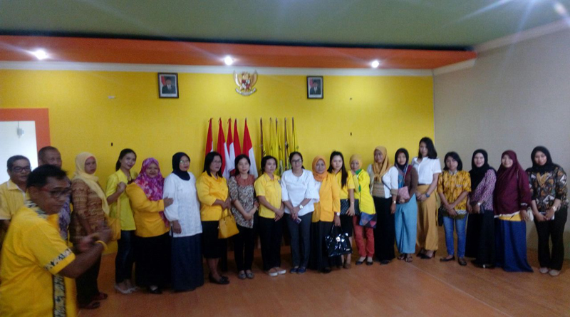 Komisioner KPU berfoto bersama keterwkilan perempuan Golkar