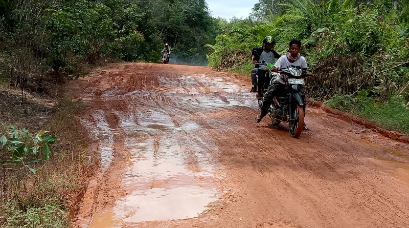Kondisi jalan menuju KKLK yang semakin parah hingga berluabng dipenuhi lumpur