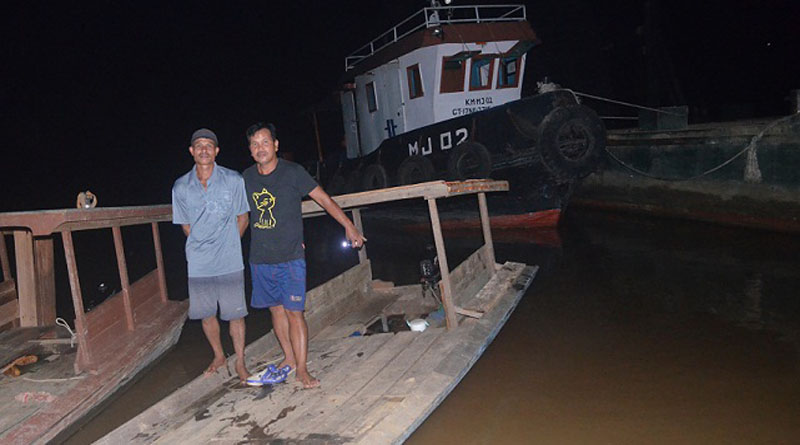 Muhtar dan Romi penambang usaha  jasa penyeberangan warga Desa Popai sedang menunggu warga yang menyeberang