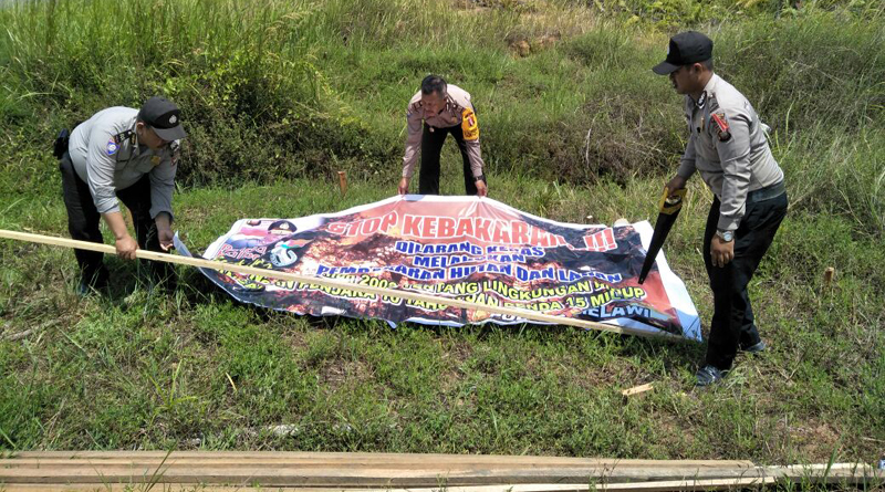 Pemasangan Spanduk oleh Anggota Polres Melawi