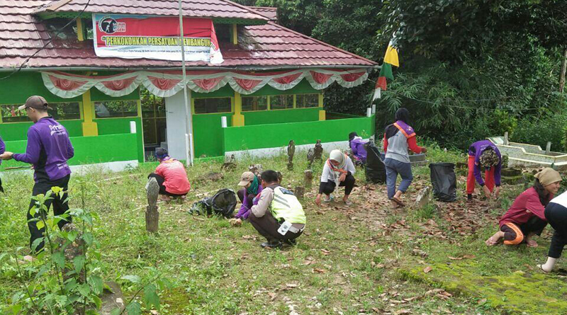 Polisi bersama mahasiswa Untan Pontianak saat membersihkan lingkungan makam pejuang raden Tumenggung Setia Pahlawan