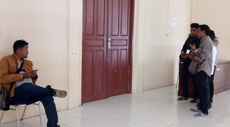 Sejumlah wartawan yang terpaksa harus menunggu di depan pintu karena tidak dibolehkan masuk