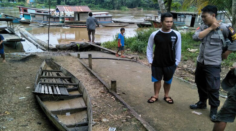 Seorang Polisi menunjukan perahu yang ditumpangai korban bersama suaminya