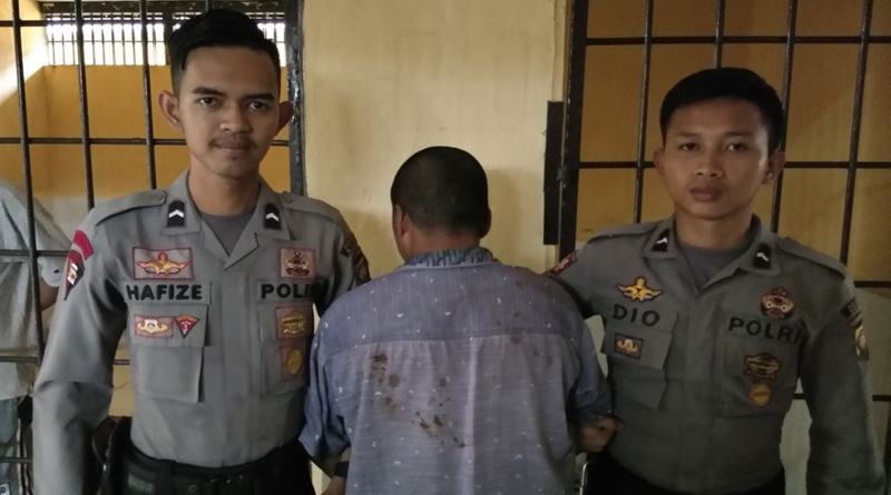 Tersangka, SRP bersama barang buktinya ketika diamankan di Polres Melawi 