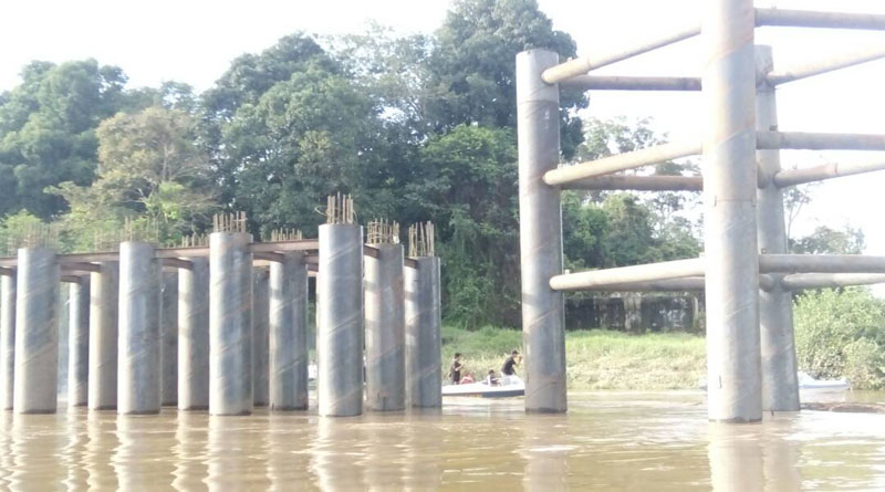 Tiang fender jembatan Melawi II yang terkesan terbengkalai