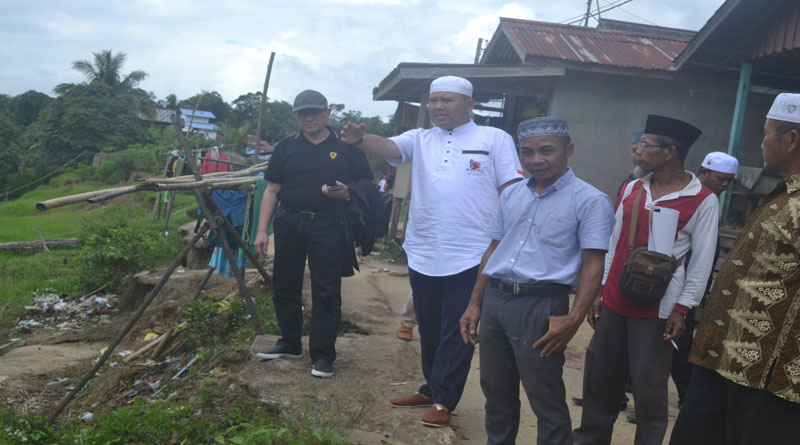 Wakil Bupati Melawi didampingi masyarakat ketika melihat lokasi longsor di Dusun Man Desa Nanga Man Kecamatan Pinoh Utara