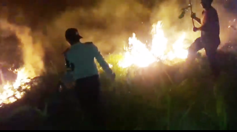 Warga dan pihak kepolisian saat mencoba memadamkan kebakaran lahan di daerah Desa Kelakik Kecamatan Nanga Pinoh