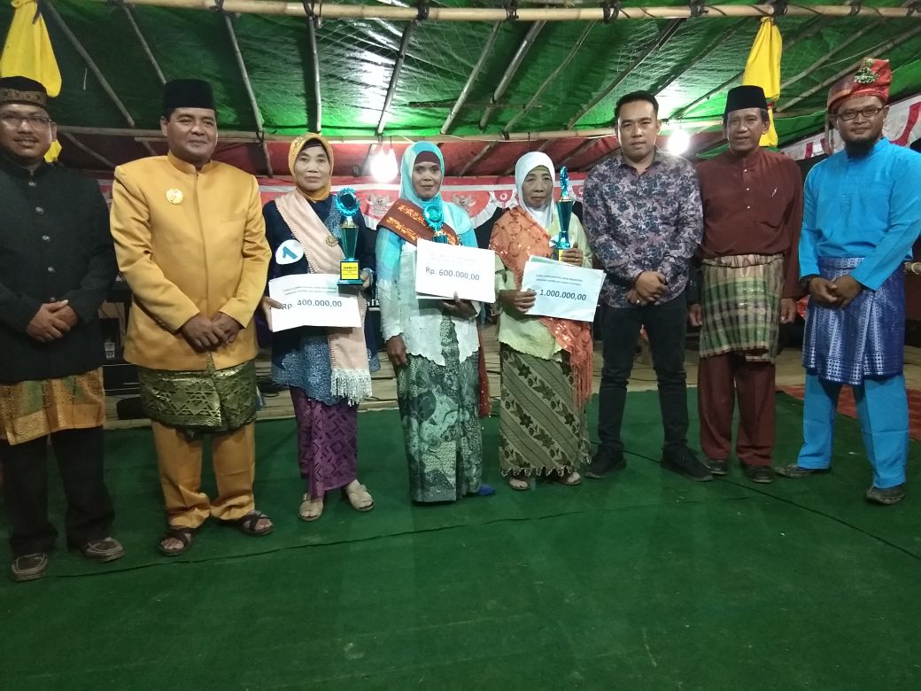 Ketua DPRD Melawi berfoto bersama para pemenang festival Tari Japin Melawyu---Istimewa