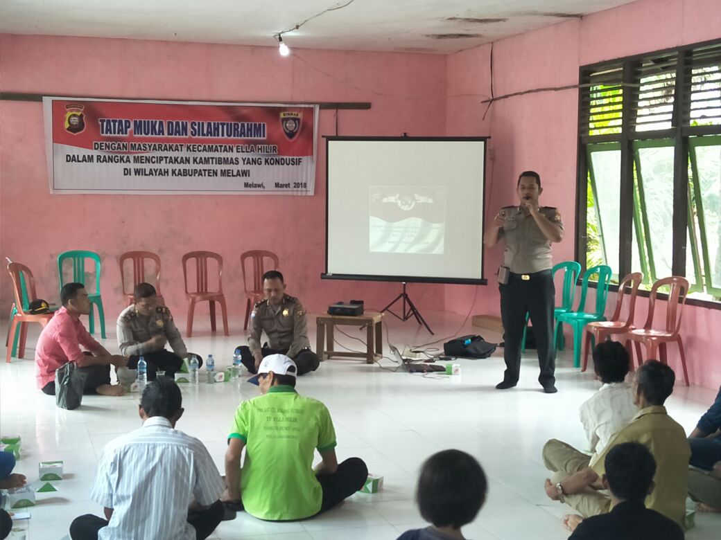 Anggota Sat Binmas Polres Melawi ketika menyampaikan pengarahan kepada masyarakat Desa Nyangau Kecamatan Ella Hilir---Istimewa