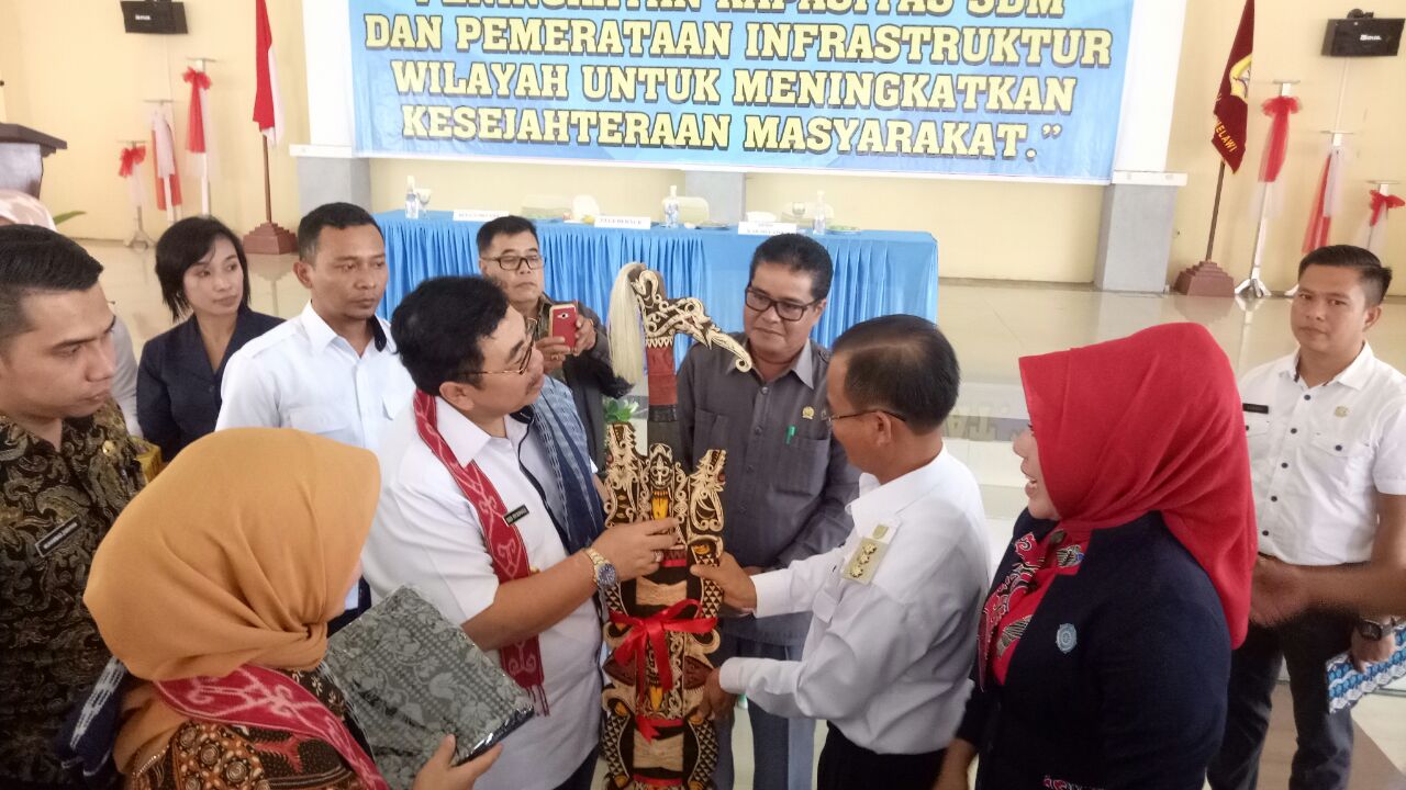 Bupati Melawi, Panji didampingi Ketua DPRD Melawi ketika menyerahkan cendramata kepada Pj Gubernur Kalbar Dodi Riyadmadji dalam pembukaan Musrenbang Kabupaten Melawi---kalimantan-news.com