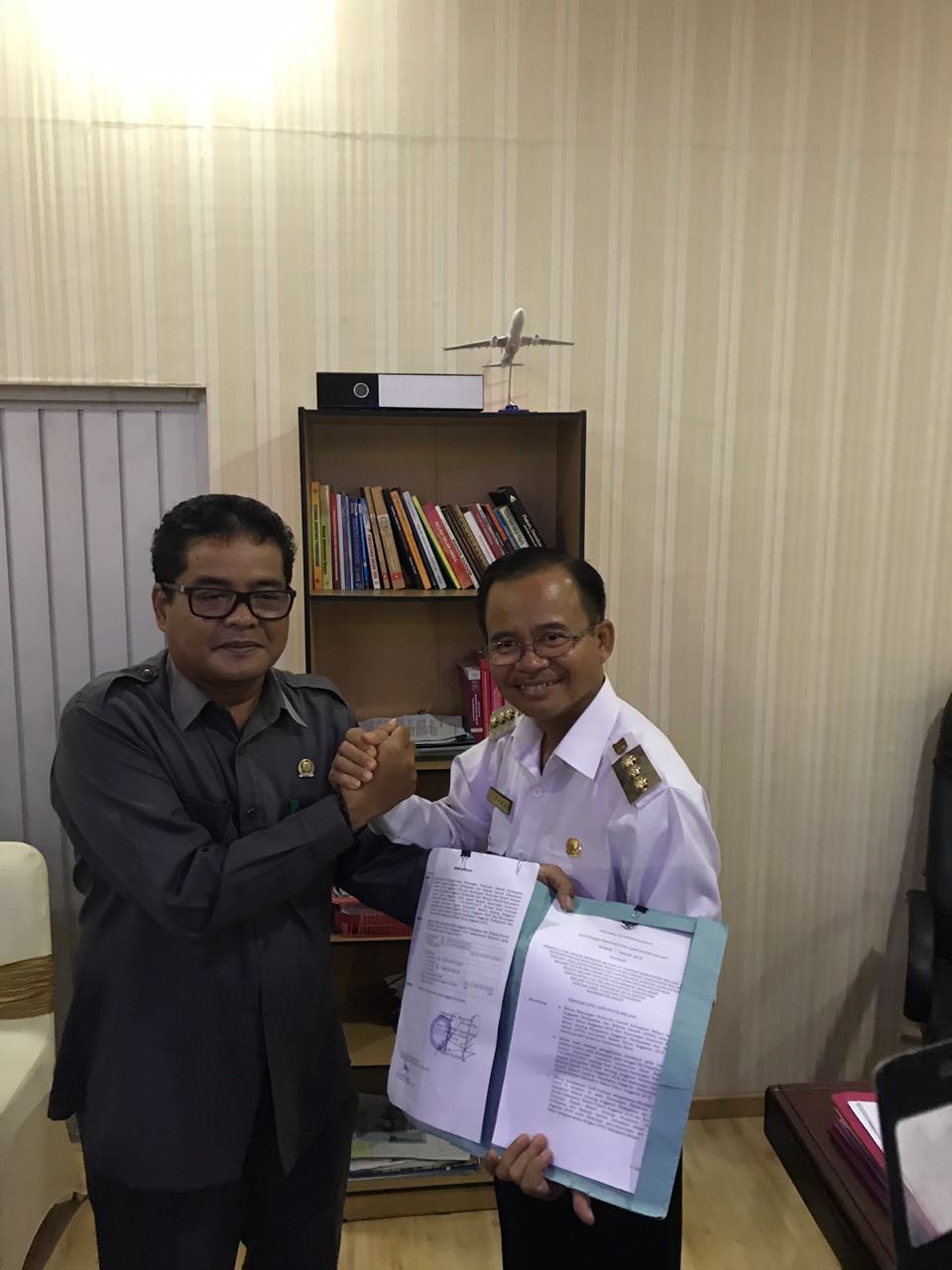 
Bupati dan Ketua DPRD Melawi menunjukan berita acara persetujuan hasil evaluasi APBD Melawi---Istimewa