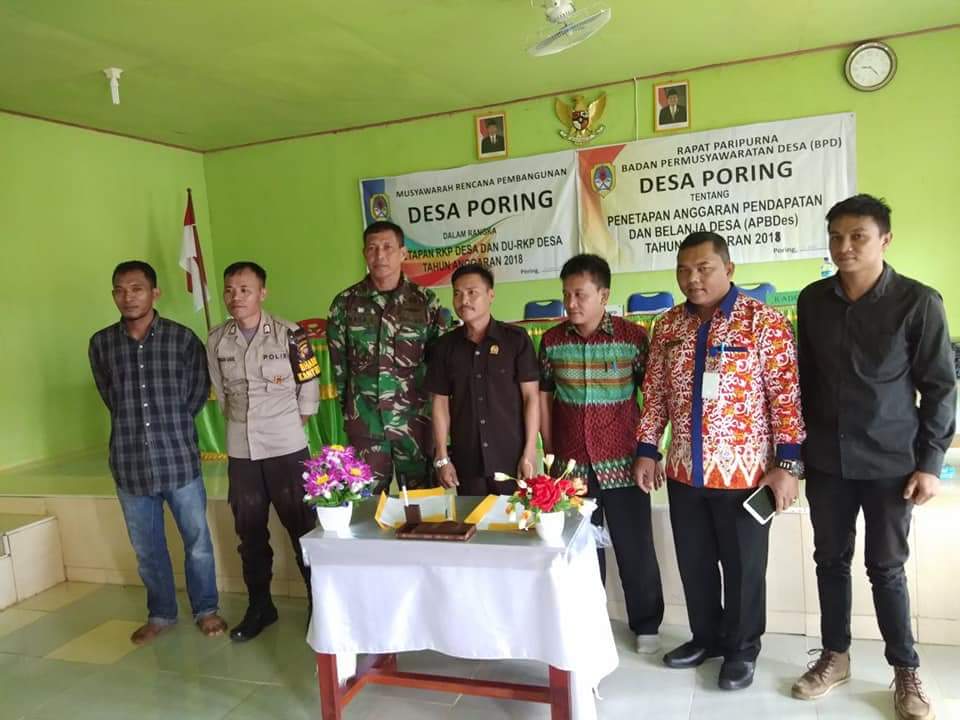 Camat berfoto bersama perangkat desa serta Babinkamtibmas dan Bhabinsa usai penandatanganan berita acara penetapan APBDes Poring--Istimewa