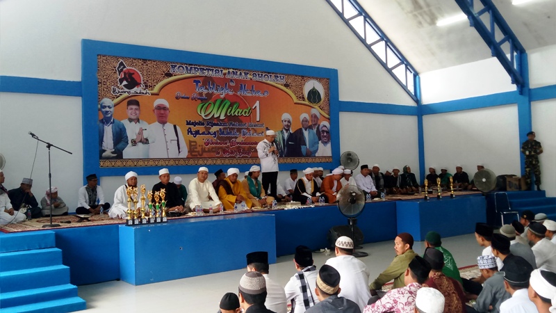 H Sukiman ketika menyampaikan sambutannyaratusan warga yang hadir pada tablik Akbar dalam rangka memperingati Milad Pertama Majelis Rijaalun Nabawi dan Pejuang Subuh Melawi---kalimantan-news.com