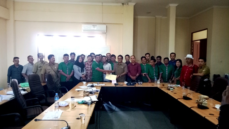 kepala desa menyerahkan kesepakatan penolakan pemangkasan ADD kepada Ketua DPRD Melawi---kalimantan-news.com