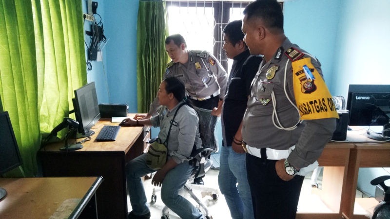 KasatLantas Polres Melawi saat melihat Tim Teknical Support IT program ERI ketika melakukan pemasangan perangkat dan aplikasi di Samsat Nanga Pinoh---kalimantan-news.com