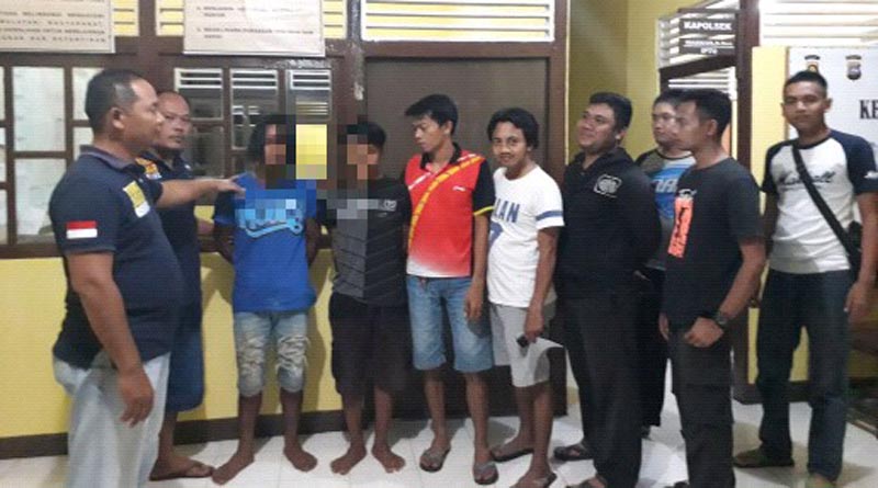 Kedua tersangka ketika sempat diamankan di Polsek Sokan Kabupaten Melawi, Kalbar sebelum di jemput oleh Polsek Hanau Kabupaten Seruyan, Kalteng