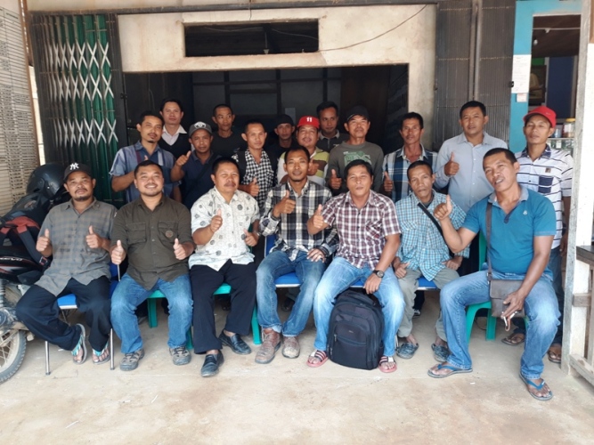 
Kepala desa beserta Perangkat desa Semadin Lengkong usai rapat terintegrasi pemantapan Unit Usaha BUMDes ---Istimewa