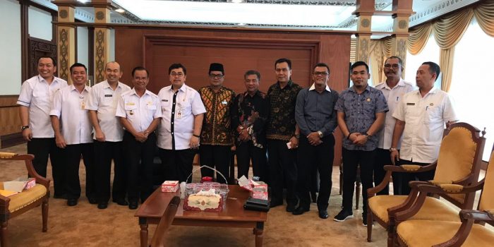 PJ Gubernur Kalbar Dodi Riyadmadji berfoto bersama DPRD dan TAPD Melawi usai memfasilitasi rapat bersama pembahasanan APBD Melawi---Istimewa