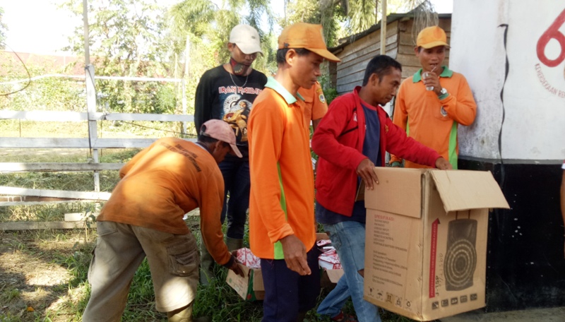 Para PHL ketika sedang membersihkan lingkungan pasar Nanga Pinoh---kalimantan-news.com