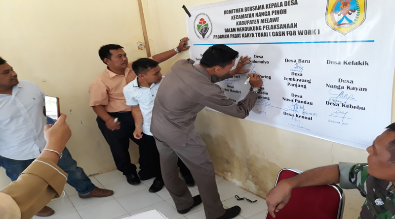 Para kades atau perangkat desa menandatangi komitmen bersama kepala desa dalam rangka mendukung pelaksanaan program padat karya tunai---Ist