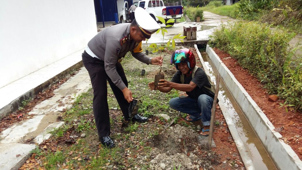 Para pelanggar lalulintas sedang diberi sanksi dengan menanam pohon keselamatan di wilayah perumahan dinas Polres Melaw---Istimewa