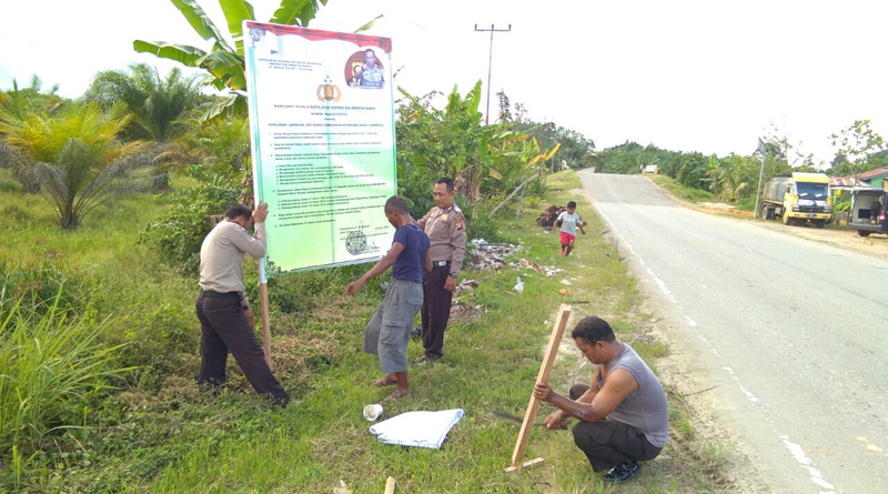 
Pemasanganspanduk maklumat Kapolda Kalbar berupa himbauan pencegahan Karhutla yang dilakukan personil Polres Melawi---Ist
