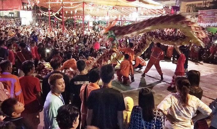 Permainan naga yang merupakan salah satu hiburan rakyat yang ditampilkan dalam penyambutan malam cap Go meh di melawi----Ist