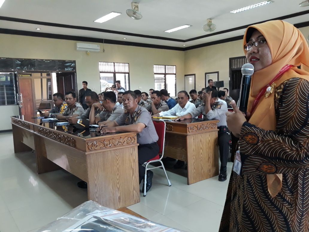 
Pihak Ombudsman RI Perwakilan Kalbar ketika memberikan sosialisasi kepada jajaran Polres Melawi---Istimewa