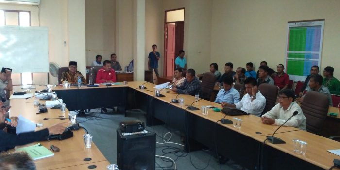 Puluhan Kepala desa di Melawi ketika mendatangi kantor DPRD Melawi untuk mempertanyakan informasi pemangkasan ADD, serta meminta agar pemangkasan tersebut tidak dilakukan---Istimewa