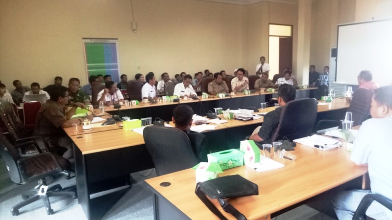 Puluhan petani plasma ketika audensi dengan pihak DPRD Melawi---kalimantan-news.com