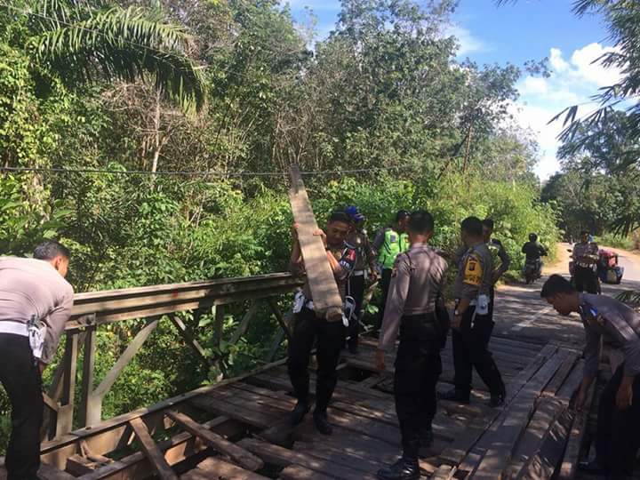 Sat Lantas Polres Melawi ketika melakukan perbaikan lantai jembatan laur yang berada di Jalan provinsi Kalimantan barat di Kecamatan Pinoh Selatan---Istimewa