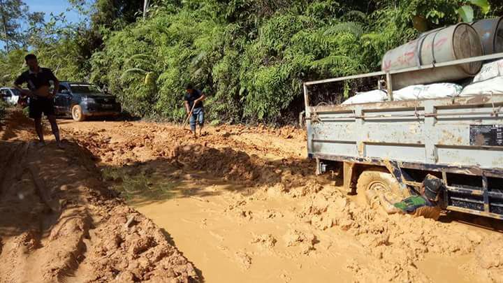Sejumlah mobil angkutan yang terjebak dalam lubang berisi lumpur di akses jalan menuju Desa Boyu dan Senempak---Istimewa