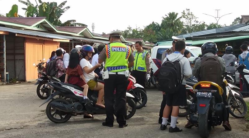 Sejumlah pelajar ketika diberi Tilang oleh Anggota Polantas Polres Melawi