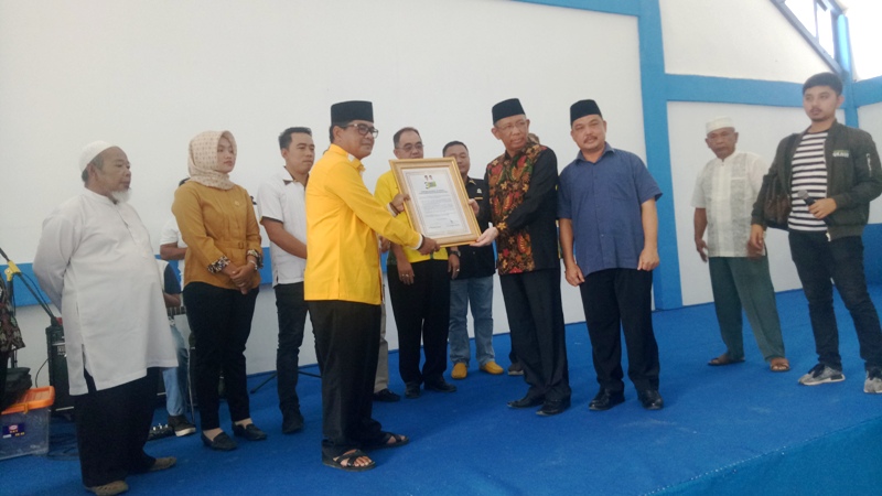 
Sutarmidji didampingi Ria Norsan menyerahkan piagam komitmen pemekaran PKR kepada , Ketua DPD Golkar Melawi, Abang Tajudin yang didampingi para tokoh masyarakat dan agama Melawi--kalimantan-news