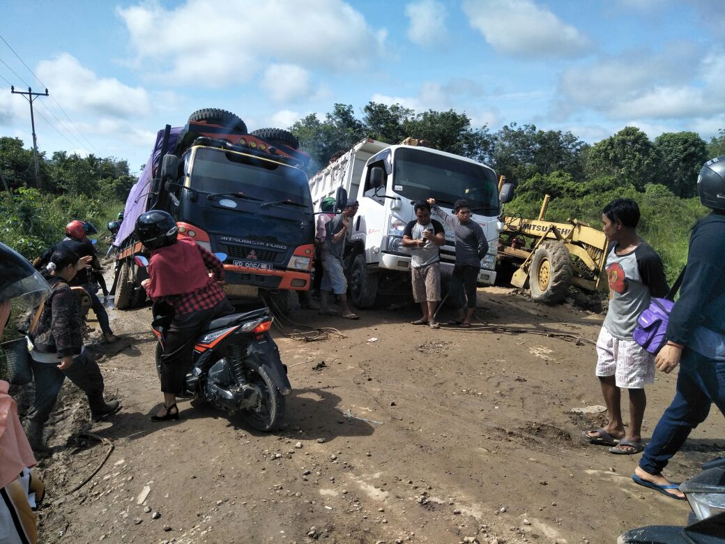 Truk yang terjebak di ruas jalan Provinsi Nanga Pinoh-Sintang yang mengakibatkan kemacetan hingga berkilo-kilo terjadi--Ist