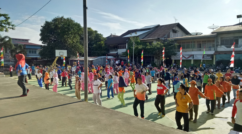 
Wakil Bupati Melawi bersama kepala instansi dan pegawai serta tenaga kontrak Melawi melaksanakan senam bersama di lapangan basket Nanga Pinoh---kalimantan-news.com