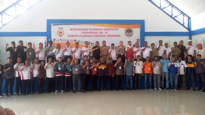 
Wakil Bupati Melawi bersama pengurus KONI provinsi dan seluruh Pengcab olahraga di Melawi yang hadir berfoto bersama usai pembukaan---kalimantan-news.com