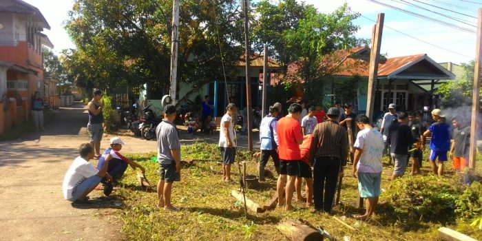 Warga gang Abdul Manan Desa Tanjung Niaga ketika bergotong royong membangun pos kamling--Istimewa
