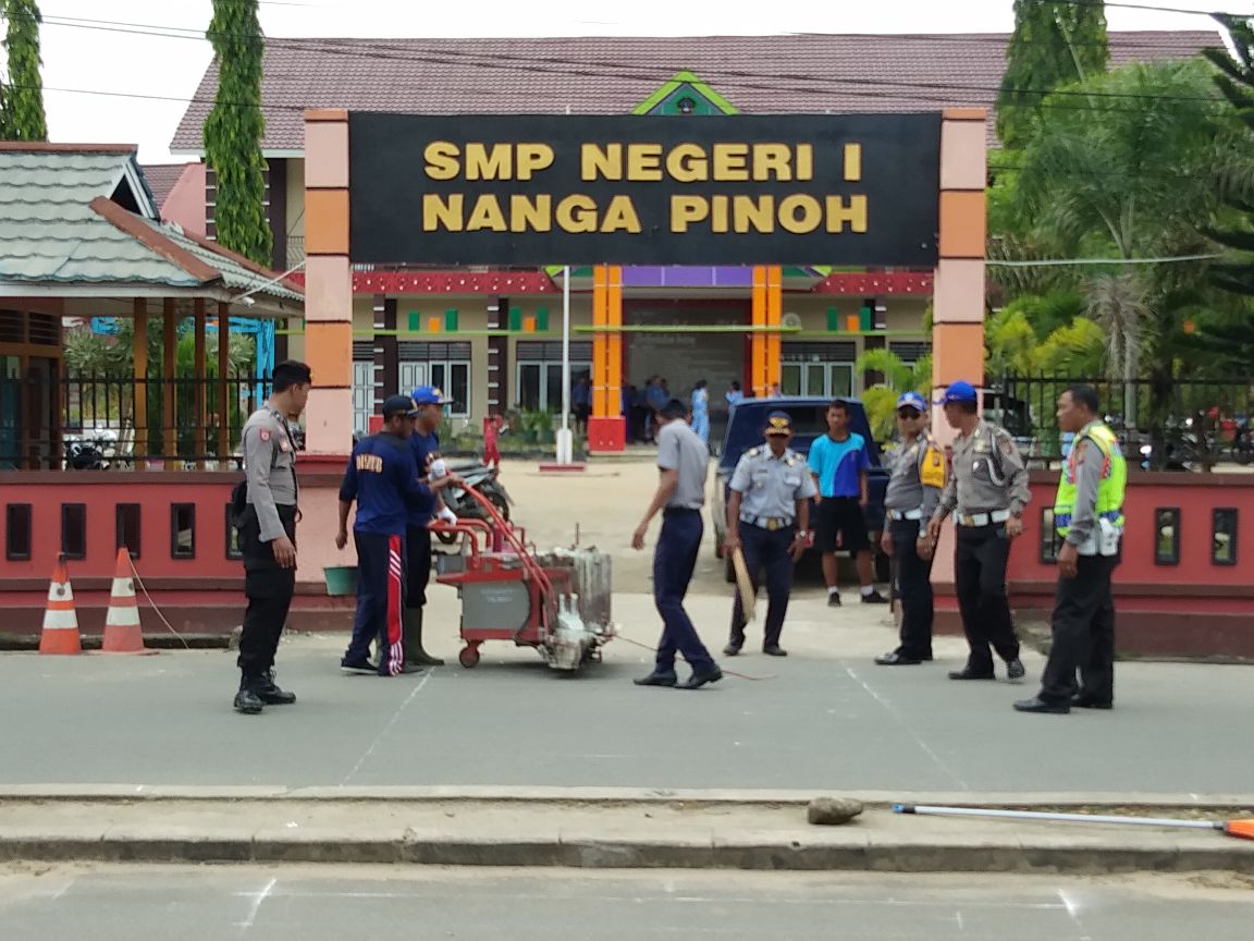 Sat Lantas Polres Melawi bersama Dishub Melawi bersinergi membuat zebra cross didepan SMP Negeri 1 Nanga Pinoh---Istimewa